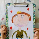 Portret mamy z żółtą koroną
