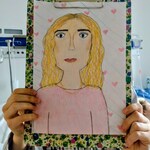 Portret mamy z żółtymi włosami