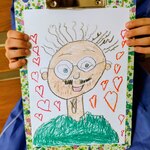 Portret taty w okularach