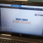 Uczniowie oglądają prezentację z Powiatowej Stacji Sanitarno - Epidemiologicznej w Białymstoku