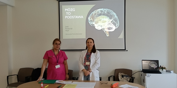 nauczycielki biologii i niemieckiego przedstawiaja prezentację