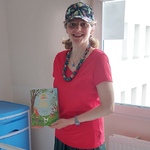 Nauczycielka w charakteryzacji letniej jako pani lato przezentuje ksiażkę o lecie