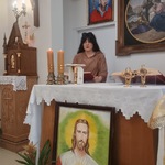Nauczycielka Beata Zdanowicz czyta czytanie podczas mszy w kaplicy UDSK