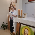Nauczycielka Anna Jabłońska czyta wezwania modlitwy wiernych