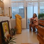 Pani katechetka Anna Białous prowadzi oprawę muzyczną mszy