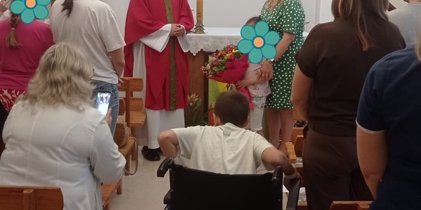 Uczestnicy Mszy świętej w kaplicy