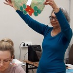 nauczycielka szkoły szpitalnej demonstruje pracę na szkoleniu dla nauczycielek