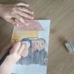 Uczennica ilustruje moment z życia Róży Czackiej