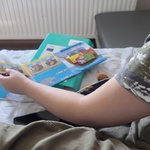 Dziecko dopasowuje zwierzątka do Arki