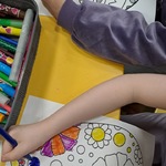 Uczniowie kolorują pisanki