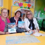 Nauczycielki studiują przewodniki po Grecji i Atenach