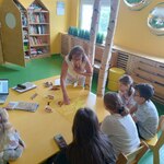 Pani Ala pokazuje uczniom prawidłowe rozwiązanie zadania
