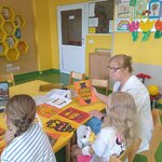 Pani Ania pokazuje pracę