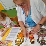 Pani Ania pokazuje przykładowe prace