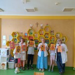 Uczestnicy warsztatów na tle dekoracji w Klinice Nefrologii UDSK