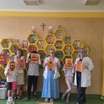 Uczestnicy warsztatów pokazują swoje prace