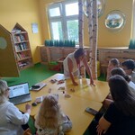 Uczniowie rozwiązuja zadania