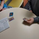 pacjenci grają kartami wyobraźni