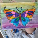 Motyl na fioletowym tle