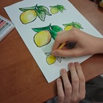 dziewczyna koloruje cytryny na rehabilitacji
