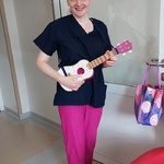 Nauczycielka w projekcie artystycznym gra na ukulele