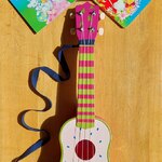 Ukulele i trzy książki dla dzieci pt. Podróż_ Dyzio Marzyciel_ W ogródku