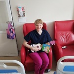 Nauczyciela gra na ukulele w trakcie czytania książki pt. Podróż