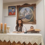 Nauczycielka odczytuje fragment Pisma Świętego podczas liturgii słowa