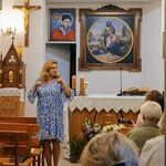 Nauczycielka pokazuje gesty do śpiewanej piosenki