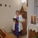 Nauczycielka odczytuje wezwania modlitwy wiernych