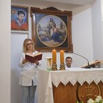 Nauczycielka śpiewa psalm w kaplicy UDSK