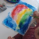 dziewczynka maluje tęczę
