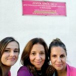 Trzy nauczycielki pod tablicą szkoły
