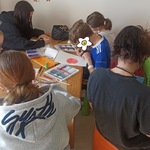 Uczniowie wykonujący prace plastyczne na zajęciach wychowawczych