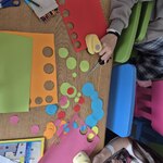 kolorowe papiery i wycięte z nich kropki