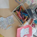 Dzieci wykonują kropkowe koty