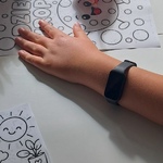 Dziecko koloruje obrazek na Dzień Kropki