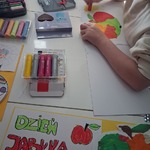 dziewczynka tworzy pracę z jabłkiem