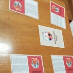 Uczniowie dyskutują na podstawie kart pracy