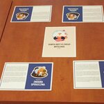 Uczniowie czytają karty dyskutują