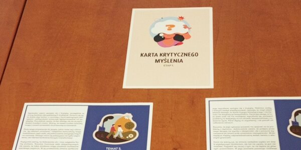 Uczniowie czytają karty dyskutują