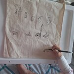 dziewczynka w Sali separatkowej maluje trorbę