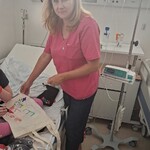 nauczycielka pomaga dziewczynce przy malowaniu