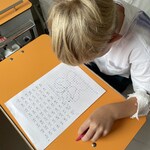 chłopiec odkodowywuje schemat motyla