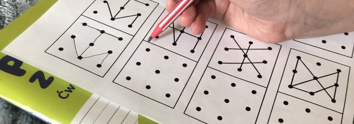 uczeń odwzorowuje schematy