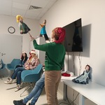 pani Łucja prezentuje kukiełki i pokazuje sposób w jaki można nimi poruszać