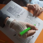 dziecko wykonuje zadania z  kart pracy o jeżu