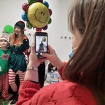 Pani Mikołajowa, robi zdjęcie Elfikowi i dziecku w mikołajkowej czapce