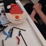 mikołaj wykonany przez chłopca z papierowego talerza
