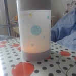 Dziecko prezentuje lampion w gwiazd